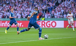 Noah Sarenren Bazee hat im DFB-Pokalfinale das 1:0 für Arminia Bielefeld auf dem Fuß. - Teresa Kroeger/RHR-FOTO