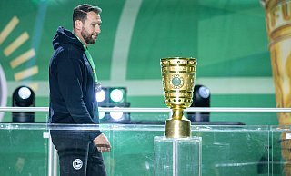 Arminia-Trainer Mitch Kniat wirft im Vorbeigehen einen enttäuschten Blick in Richtung Pokal. - Teresa Kroeger/RHR-FOTO