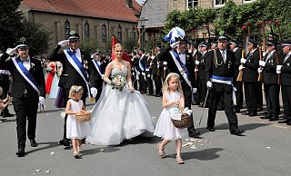 Ehrung für das junge Königspaar: Zoe Krug und Tobias Müller zogen beim Festzug in Nörde alle Blicke auf sich. - Simone Flörke