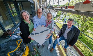 So soll's werden: Beatrix Issinger, Jörg Kuhlmann und Ute Soldan vom Bielefelder Wohnungsverein und Architekt Matthias Gieselmann-Wöller (v. l.) mit einem Modell auf der Baustelle am Hägerweg. - Andreas Zobe