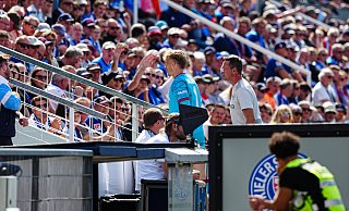 Arminia-Schlussmann Jonas Kersken hat nach dem Platzverweis den Rasen des Kieler Holstein-Stadions verlassen. - IMAGO/Eibner