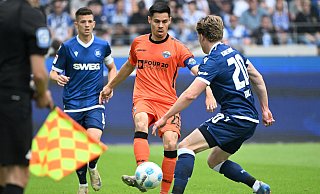 Paderborns Kapitän Raphael Obermair (links) vergibt beim Stand von 0:0 per Elfmeter die große Chance zur Führung in Karlsruhe. - picture alliance/dpa