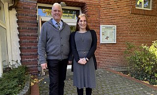 Bürgermeister Werner Peitz heißt Jennifer Freise als Leiterin des Jugendtreffs Delbrück willkommen. - Stadt Delbrück