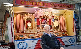 Jubilar Walter Schneider vor der Konzertorgel, die sein Großvater 1914 angeschafft hat. - Andreas Zobe