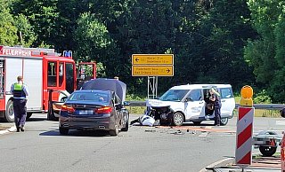 Zwei Fahrzeuge sind auf der Bundesstraße 64 an der Abfahrt zur B252 zusammengestoßen. - Moritz Räker