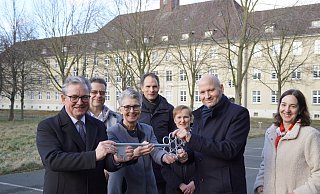 Die Bima überreichte der Stadt Paderborn den Schlüssel zum Zukunftsquartier. Bei der Übergabe dabei waren Bürgermeister Michael Dreier (v.l.), Kämmerer Markus Tempelmann, Technische Beigeordnete Claudia Warnecke, Leiter des Stadtplanungsamtes Thomas Jürgenschellert, Bima-Abteilungsleitern Silvia Auffahrt, Bima-Hauptstellenleiter Verkauf NRW Jochen Altrogge und die Leiterin des Amtes für Liegenschaften und Wohnungswesen Meike Kemper. - Felix Schwien