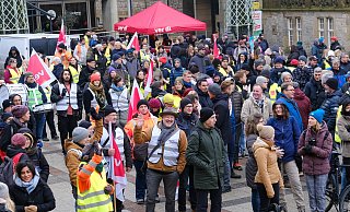 Vor dem Bielefelder Rathaus versammelten sich die Streikenden von Verdi, um ihren Forderungen Nachdruck zu verleihen. - Andreas Zobe