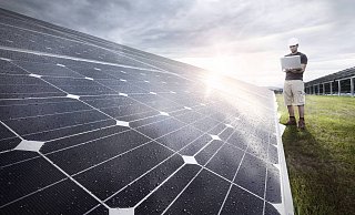 Der Landesverband „Erneuerbare Energien“ (LEE) sieht noch viel Potenzial für den Ausbau von Photovoltaik in OWL. - imago images/Westend61