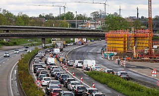 Auf den Autobahnen in NRW staut es sich immer wieder, weil Teilstücke saniert werden müssen. Aber auch viele Brücken und Brückenteile sind sanierungsbedürftig. - picture alliance / Rupert Oberhäuser