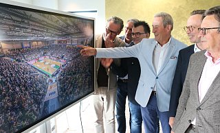 Uwe Diedam (Forum Paderborner Spitzensport, v.l.), Bernd Schäfers-Maiwald (Paderborn überzeugt), Martin Hornberger (Forum Spitzensport), Otto Drosihn (Paderborn überzeugt) und die Planer Gerrit und Claus Binz vom Institut für Sportberatung, können sich gleichermaßen Szenen auf dem Bildschirm aus Trier auch in Paderborn vorstellen. - Marc Schröder