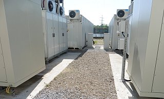 Investitionen in die Zukunft: Westfalen Weser Energie plant in Beverungen mehrere Batteriespeicher aufzustellen – einen großen in Würgassen und einen kleinen in der Kernstadt. - Westfalen Weser Energie