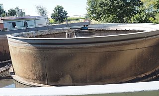Aufgeschwommen: Das havarierte Becken im Nieheimer Klärwerk. - Josef Köhne/Archiv