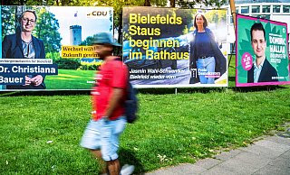 In der ganzen Stadt hängen aktuell Plakate der Parteien. Aus Sicht des Experten ginge es noch besser. - Barbara Franke