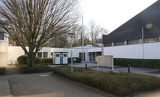 Das Pfarrheim von St. Stephanus ist ein Flachbau, grenzt unmittelbar an das Kirchengebäude (r.) an und wird nun zu einer Tagespflegeeinrichtung umgebaut. Vor dem Gebäude steht aktuell ein WC-Container für Kirchenbesucher und Handwerker. - Jochem Schulze