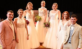 Die Models präsentieren während der Modenschau die neusten Trends der Hochzeitsmode. - Simone Kube