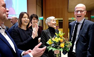 CDU-Politiker Ralph Brinkhaus (r.) und seine Frau Elke Tombach (zweite von rechts) sind im Gütersloher Kreishaus mit Applaus empfangen worden. - Andreas Frücht