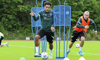 Von grün zu blau? Monju Thaddäus Momuluh, hier im Trainings von Hannover 96, könnte künftig wieder im blauen Arminia-Dress auflaufen. - IMAGO/DeFodi Images Von grün zu blau? Monju Thaddäus Momuluh, hier im Trainings von Hannover 96, könnte künftig wieder im blauen Arminia-Dress auflaufen. - IMAGO/DeFodi Images