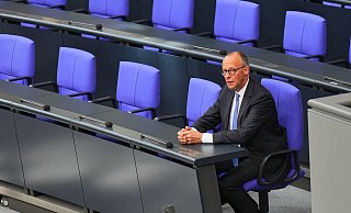 Bundeskanzler Friedrich Merz (CDU) sitzt auf seinem neuen Platz auf der Regierungsbank, nachdem er seinen Amtseid abgelegt hat. - picture alliance/dpa