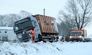 Mehrere Lastwagen haben sich im Schnee im Kreis Höxter (wie hier in Nieheim) festgefahren. - David Schellenberg