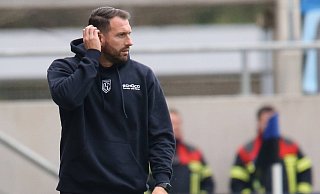 Arminia-Trainer Mitch Kniat war mit dem Spiel seines Teams "nicht ganz zufrieden". - IMAGO/Jan Huebner