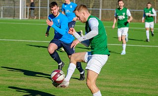 Dornbergs Mitja Schierbaum (vonr) im Spiel gegen den SVKT Minden. - Andreas Zobe