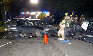 Drei Personenwagen kollidierten am späten Samstagabend auf der Nordstraße im Bereich der Bahnbrücke im Zuge des Dr.-Rörig-Damms. - Ralph Meyer