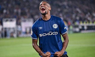 Isaiah Young genießt den Augenblick. Der Arminia-Angreifer wurde zum Spieler des Spiels gewählt. - Teresa. Kroeger Isaiah Young genießt den Augenblick. Der Arminia-Angreifer wurde zum Spieler des Spiels gewählt. - Teresa. Kroeger