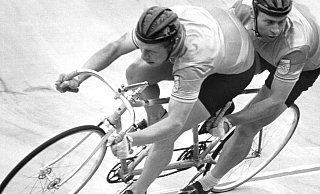 Klaus Kobusch gewann mit Willi Fuggerer (r.) bei den Olympischen Spiele 1964 in Tokio Tandem-Bronze. - Förderverein Radrennbahn Bielefeld