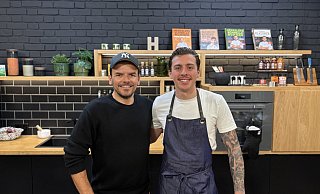 TV-Koch Steffen Henssler hat seinem The Taste-Schützling Antonio "Toni" Zaza aus dem Kreis Gütersloh einen Job in seiner Eventlocation "Hensslers Küche" in Hamburg-Altona angeboten. Da musste Toni nicht lange überlegen. - Hensslers Küche