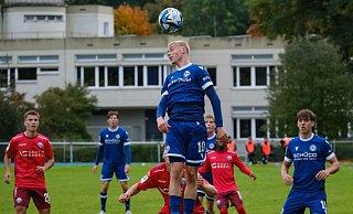 In luftigen Höhen: Arminias Tom Krüger im Derby gegen Paderborn als Kopfball-Experte. - Andreas Zobe In luftigen Höhen: Arminias Tom Krüger im Derby gegen Paderborn als Kopfball-Experte. - Andreas Zobe