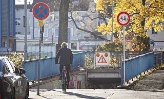 Das Durchfahrtsverbot stadtauswärts in der Unterführung an der Borchener Straße in Paderborn wird von manchen Radfahrern ignoriert. - Niklas Tüns
