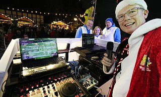 Die „Crazy DJs“ ließen es am Samstag auf dem Rathausplatz richtig krachen. Hier steht Maik Budde am Mischpult. Dahinter stehen Oliver Ritzmann mit Tochter Marilena Ritzmann und Lars Landwehr vom Orga-Team des Vereins zur Förderung der Jugendarbeit in Bünde, der dieses erste Adventswochenende auf dem Rathausplatz überhaupt erst möglich gemacht hat. - Gerald Dunkel