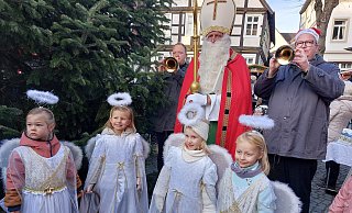 Auch der Nikolaus machte Station beim Delbrücker Adventsmarkt. - Regina Brucksch