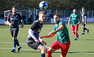 Bersan Töksoz vom VfB Fichte (rechts) bleibt Zweikampfsieger gegen den Gadderbaumer Hendrik Horstmeier. - Andreas Zobe