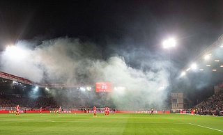 Dichte Rauchschwaden ziehen während eines Flutlichtspiels durch das Stadion an der alten Försterei in Berlin-Köpenick. - IMAGO/Matthias Koch Dichte Rauchschwaden ziehen während eines Flutlichtspiels durch das Stadion an der alten Försterei in Berlin-Köpenick. - IMAGO/Matthias Koch