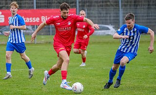 Iven Sielemann (am Ball) erzielte das zwischenzeitliche 5:0 für den VfL Theesen. - Andreas Zobe