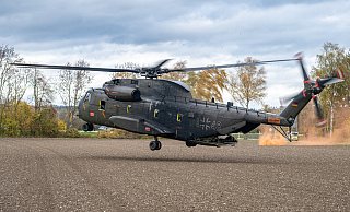 Ein CH-53-Hubschrauber der Bundeswehr bei der Landung (Symbolbild). - Armin Weigel/dpa