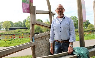 Martin Irgang, neuer Vorsitzender des LGS-Fördervereins, an der Murmelbahn. Im Hintergrund haben die Schulen aus Höxter erneut die Weserpromenade mit Kunstobjekten bestückt. - Simone Flörke