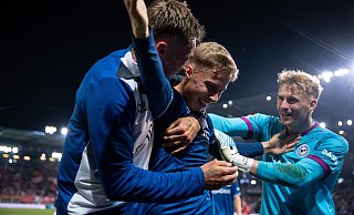 Joel Grodowski und Torwart Jonas Thomas Kersken feiern Arminia-Torschütze Sam Schreck, der als Einwechselspieler traf. - Teresa Kröger