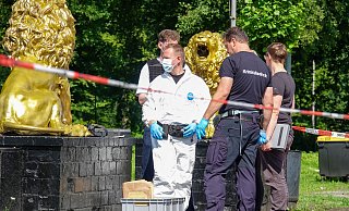 Direkt vor den goldenen Löwen vor der Brackweder Disco Prime fand die Messerattacke statt. - Paul Brinkmann