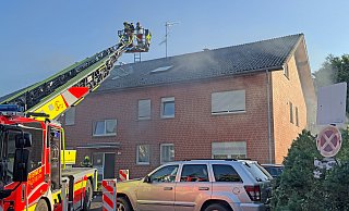 Bei dem Einsatz in der Paderborner Stadtheide setzt die Feuerwehr eine Drehleiter ein. - Ralph Meyer