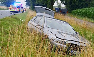 Bei einem Verkehrsunfall auf der Bundesstraße 64 bei Altenbeken wurden am Dienstagmorgen zwei Menschen verletzt. Die Bundesstraße blieb während des Feuerwehreinsatzes voll gesperrt. - Ralph Meyer