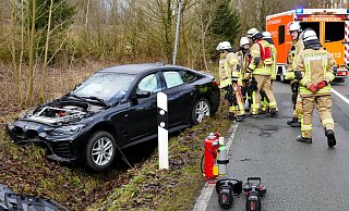 Verletzt wurde der 49-jährige Fahrer eines vollelektrischen BMW i4 bei einem Verkehrsunfall auf der Bollerbornstraße. (L755) in Altenbeken. - Ralph Meyer
