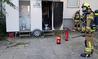 Halb ausgebrannt ist dieser Toilettenwagen auf einer Baustelle des St. Johannisstiftes am Fürstenweg. - Ralph Meyer
