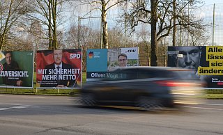 An vielen Orten im Lübbecker Land stehen wie hier an der L770 in Stemwede Plakate von Parteien, die bei der Bundestagswahl antreten und um die Gunst der Wählerinnen und Wähler werben. - Joern Spreen-Ledebur