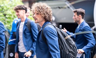 Kaptiän Mael Corboz und der Arminia-Tross erreichen um kurz vor 14 Uhr ihr Berliner Hotel. - Teresa Kroeger/RHR-FOTO