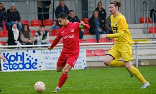 Theesens Fußballer (rote Trikots) gewannen zum Rückrundenauftakt in Nottuln. - Andreas Zobe