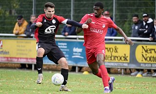 Ibrahim Sori Kaba (r.) hat für den VfL Theesen in der Hinrunde nicht nur die meisten Minuten absolviert, er gibt der Defensive auch noch mehr Stabilität. - Peter Unger