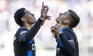 Die Spieler des SC Paderborn feierten beim 4:3 über Arminia Bielefeld ihren fünften Sieg in Folge und peilen jetzt einen historischen sechsten Sieg an. Hier jubeln Santiago Castañeda (l.) und Filip Bilbija nach dessen Tor zum zwischenzeitlichen 3:2. - picture alliance/dpa