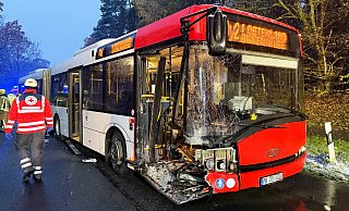 Bei der Kollision rammte der Unfall verursachende Audi den Linienbus im Frontbereich. Der Busfahrer und vier Fahrgäste wurden leicht verletzt. - Ralph Meyer